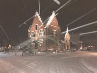 Raadhuis in de sneeuw
